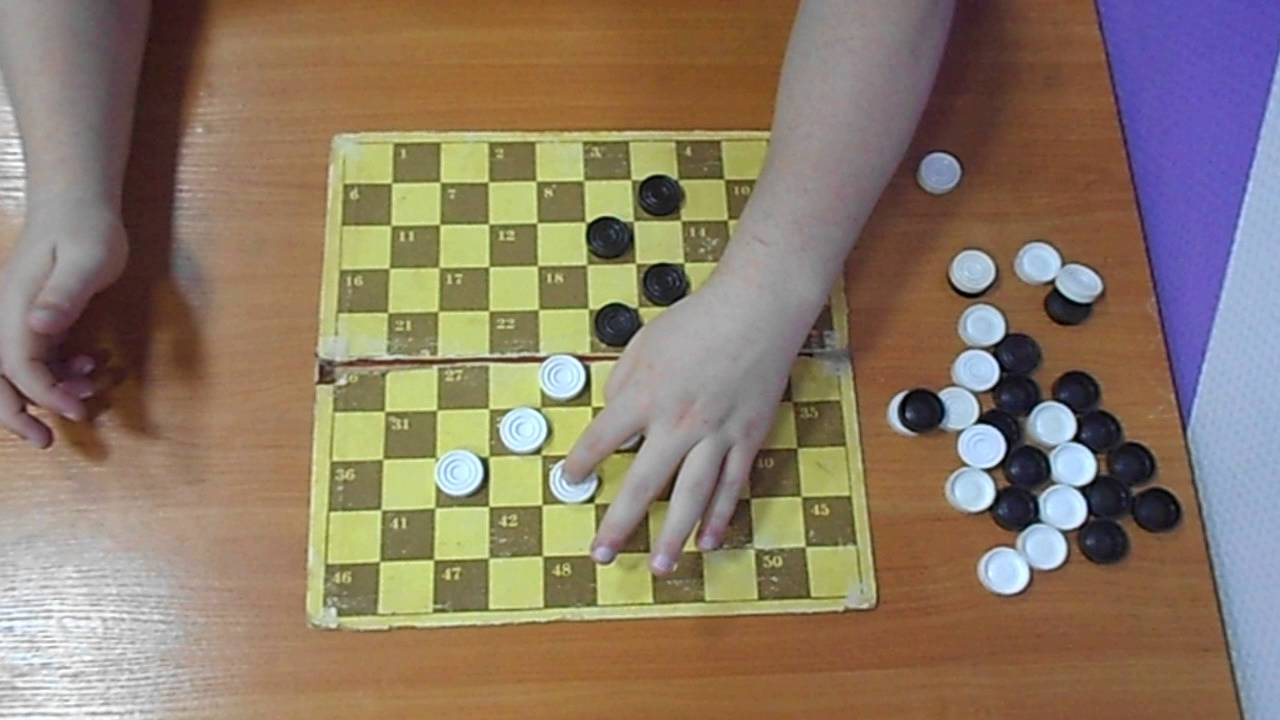 Николас с другом разыгрывают в шашки дырки Мери Соралис
