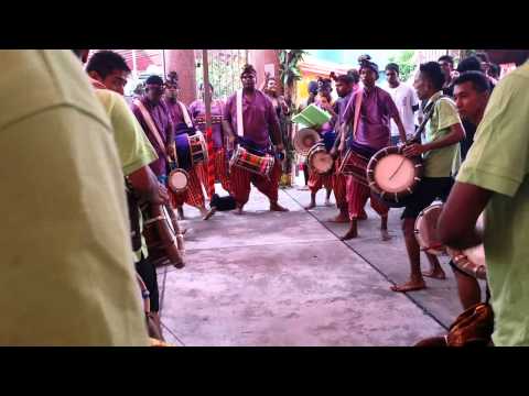 SURAAVALI FEAT VEERAVEL URUMI MELAM !!! 1.1.2014