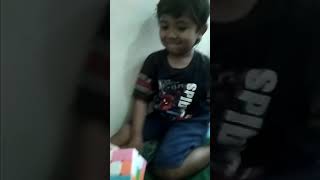 Anak kecil bermain rubik