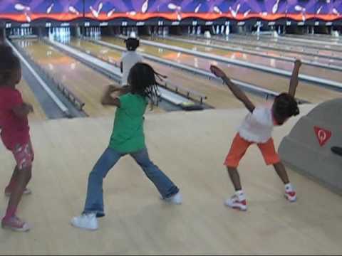 justin bieber bowling alley. Little Girls Dancing @ Bowling Alley. Little Girls Dancing @ Bowling Alley
