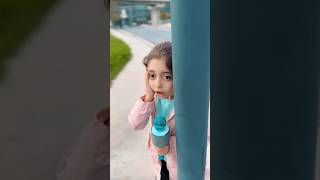 Elif Oyuncak Mikrofonla Trafik Lambasını Değiştiriyor
