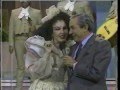IRMA SERRANO - CANTA Y PLATICA SOBRE SU PLAN DE AYUDA A MUJERES ABUSADAS.