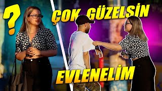 Sokakta Güzel Kiza Evli̇li̇k Tekli̇fi̇ Etmek Kabul Etti