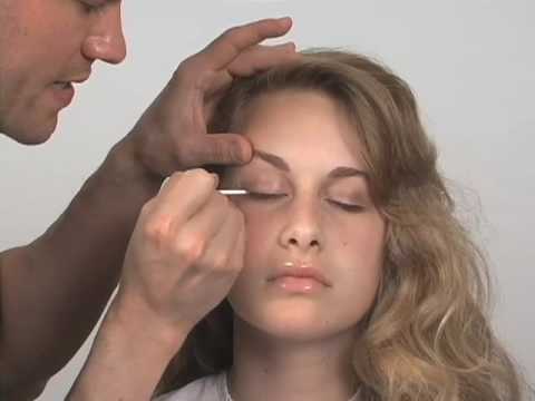 how to apply eye makeup for green eyes. Enhancing Green Eyes