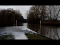 Видео Cyclist Powers His GT Through Flood Water On The A417 30th November 2012