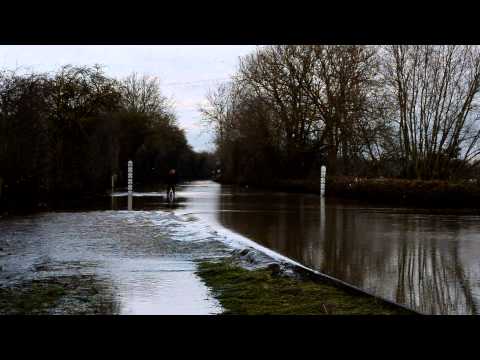 Cyclist Powers His GT Through Flood Water On The A417 30th November 2012