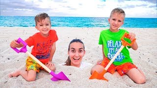 Vlad E Nikita Tiveram Um Dia Divertido Na Praia Brincando Com Mamãe E Areia
