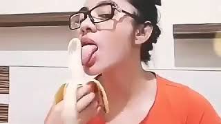 Wow Jangan Salah Fokus Teknik Memakan Pisang Dengan Benar...