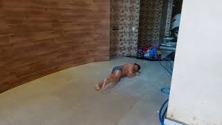 Brincando De Escorregar No Piso.