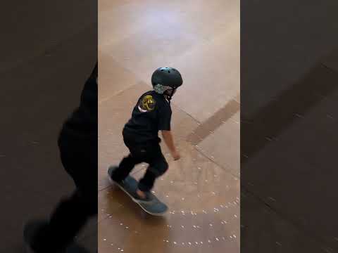Rate this bowl run from kaydin 8 year old shredder‼️🤘🏽 #skateclipsdaily #skateboarding #miniramp