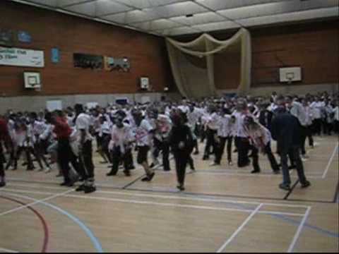 (Click more info ^^) Putteridge High School (Luton) PERFORMING THRILLER !! NEW WORLD RECORD!! WOOP WOOP!! 23rd October 2008 ** LUTON ON SUNDAY PAPER - They 