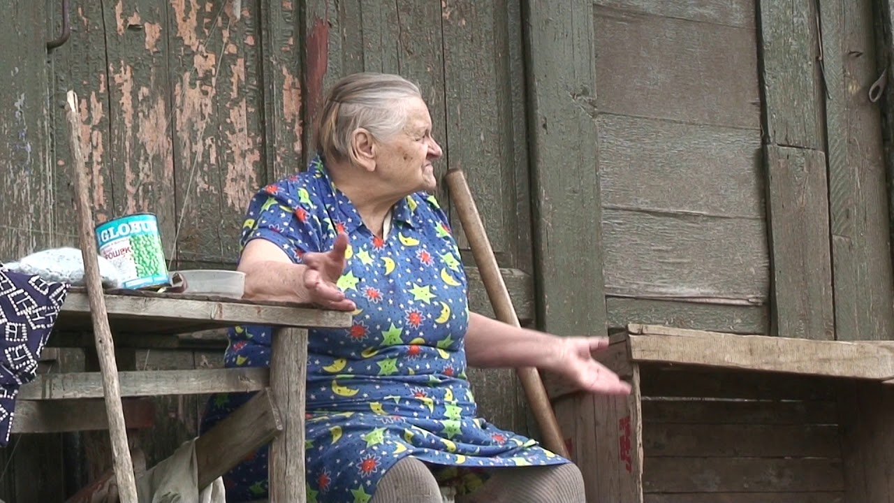 Эро фото старухи Светланы Егоровны во дворе на крылечке