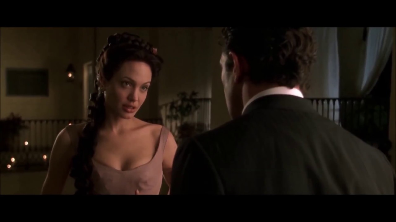Обнаженная Анджелина Джоли Принимает Ванну – Соблазн 2001