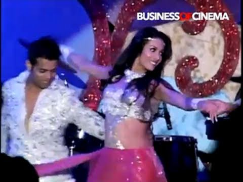 Malaika Arora Khans sensual LiVE dance on Dabanggs Chori Kiya...