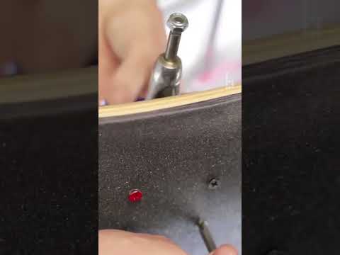 How to set up a skateboard #skateboarding #shorts #how #learntoskate