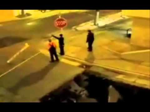 Milwaukee Sinkhole on Sinkhole In Milwaukee Swallows Cars  Nibiru Update 2011