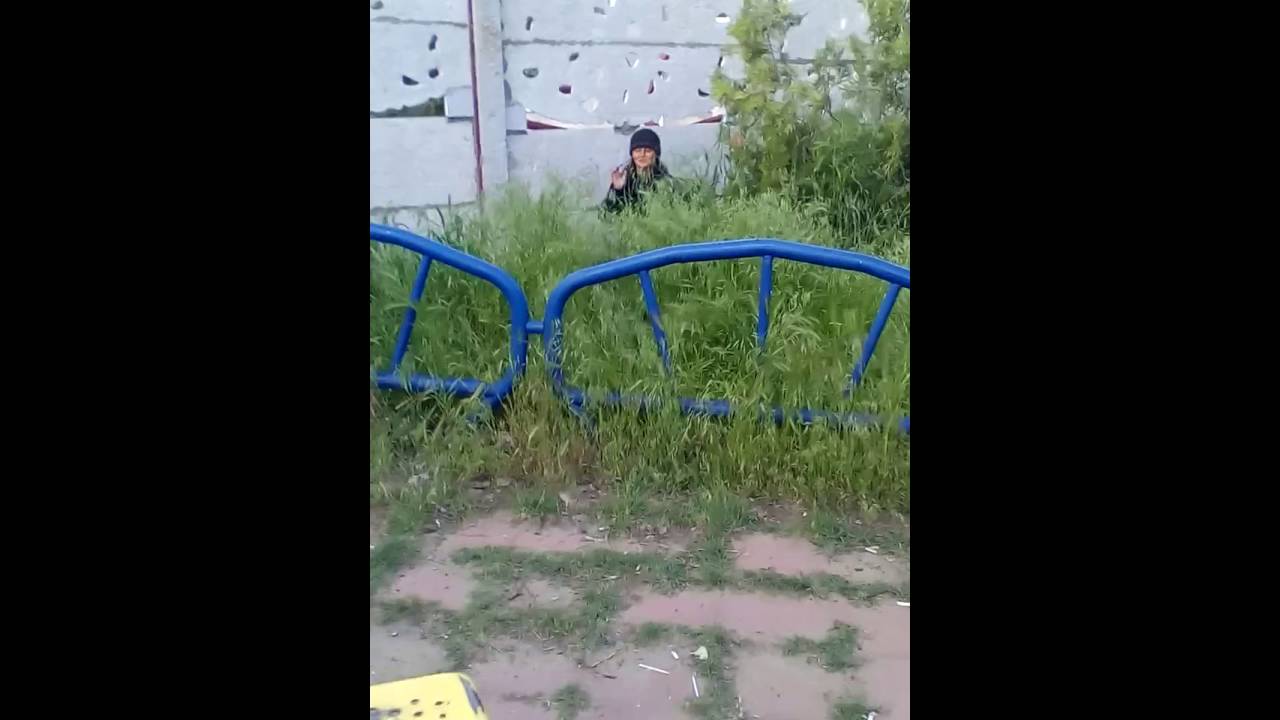 Видео писающей девушки на улице