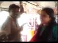 HOMBRE ACOSA UNA MUJER EN AUTOBÚS EN INDIA Y LA MUJER REACCIONA