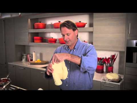 VIDEO : pizza in a cast iron skillet with michael ruhlman and le creuset - learn how to make deliciouslearn how to make deliciouspizzawith a perfect crust using alearn how to make deliciouslearn how to make deliciouspizzawith a perfect cr ...