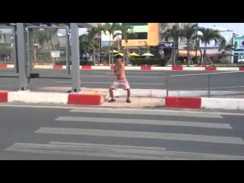 Thanh niên ngáo nước đá nhảy điên cuồng xông vào tấn công nhà dân