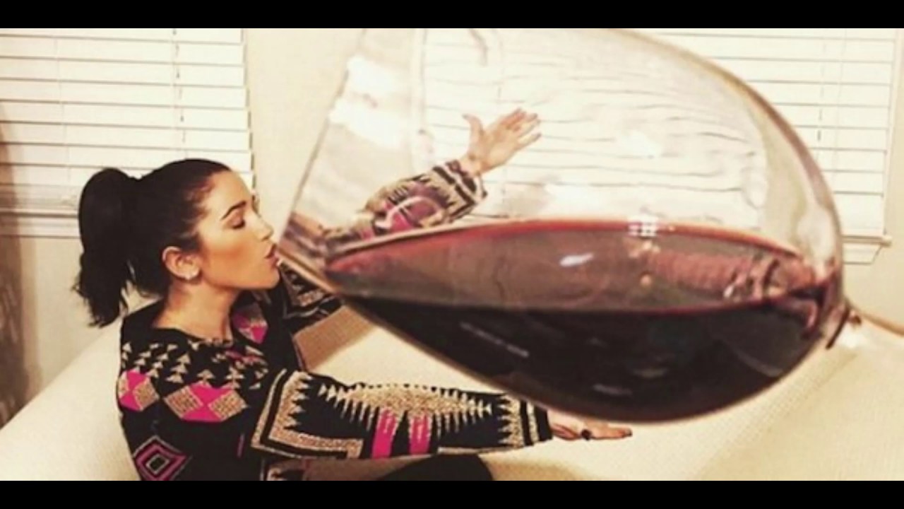 Молодая сучка пьет красное вино на подоконнике и показывает киску
