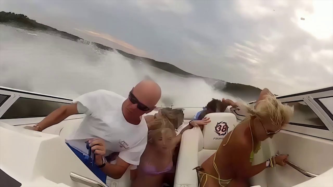 Пьяные девки катаются на яхте