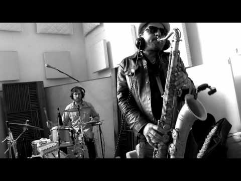 Dengue Fever - 1000 Tears of a Tarantula (Live Groupee Session)