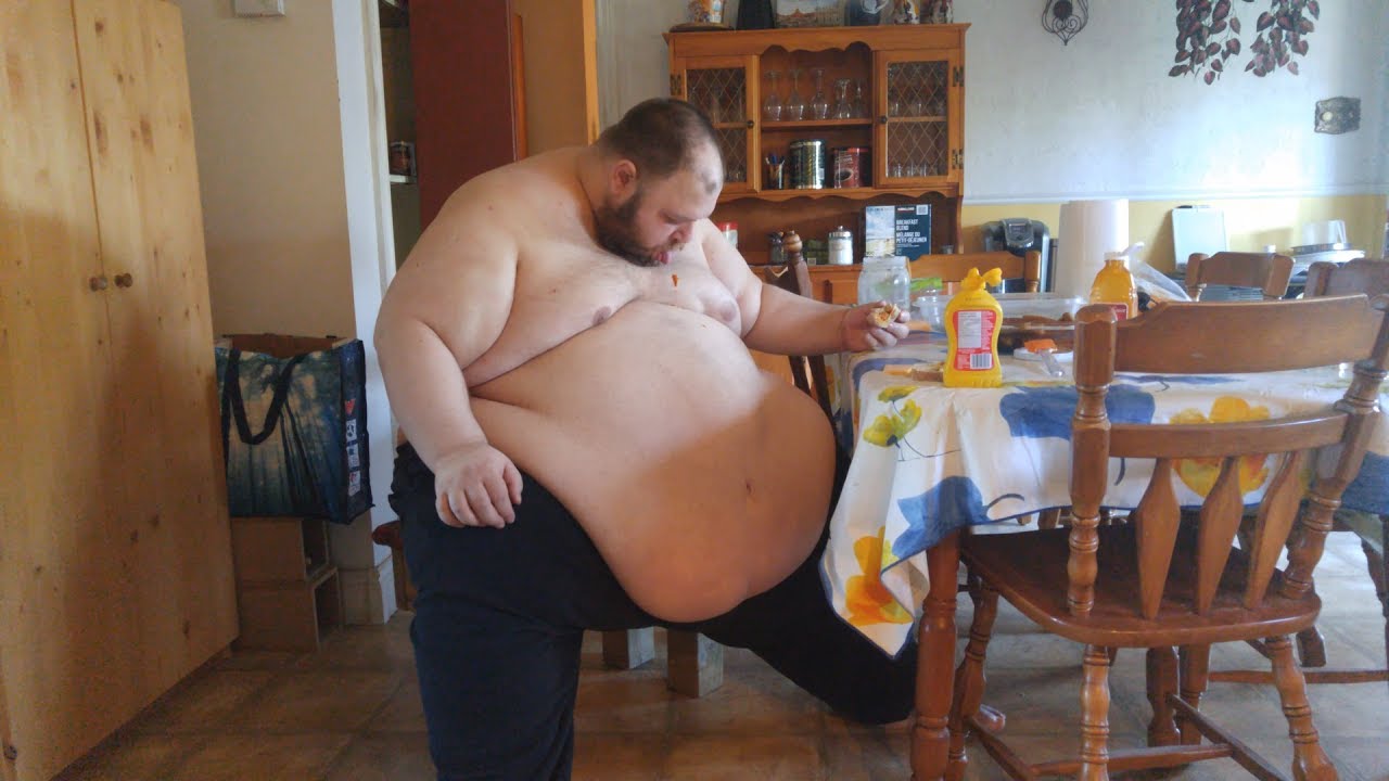 Русская жирдяйка отсасывает у толстяка в спальне