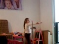 Elisa zingt en danst 'Oya lele' van K3