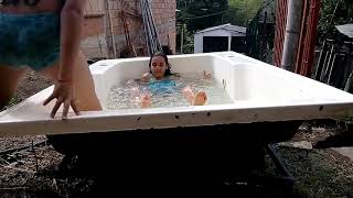 Tomando Banho De Piscina Com Minha Prima