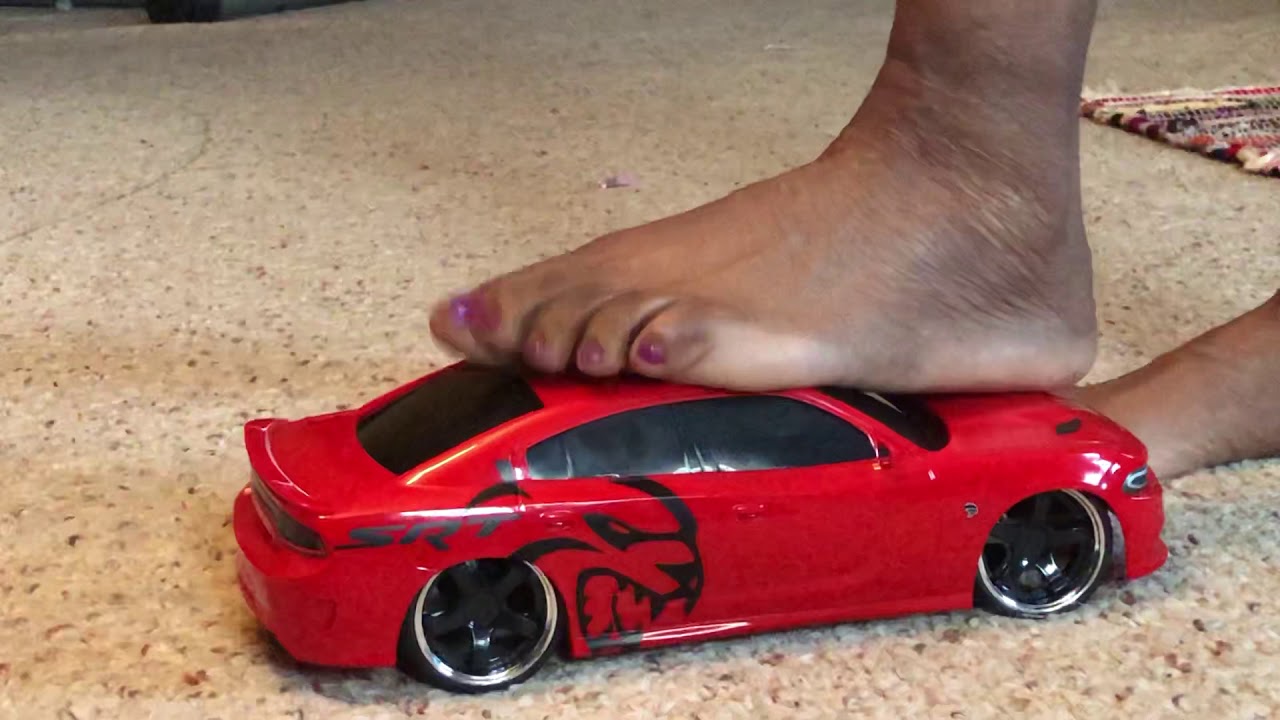 Barefoot crush toycar