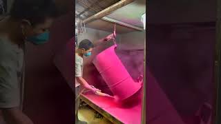 Trabajador Pintando Con Pintura En Polvo Rosa De Un Barril Para Almacenamiento 720P Hd