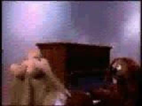 Miss Piggy and Rowlf perform The Entertainer