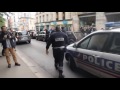 Une voiture de police brûlée par des manifestants à Paris