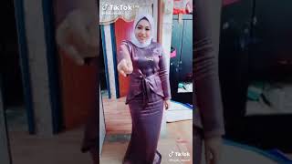 Tante Semok Baju Ketat Pulang Kondangan