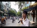 Một người hát dạo trên đường phố Sài Gòn