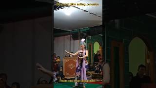 Fokus Adek Yang Disamping