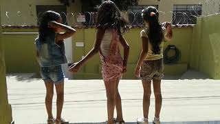 Meninas Brincando Na Varanda