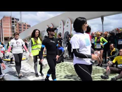 Urumea Garbibai gondolin lasterketa egin dute