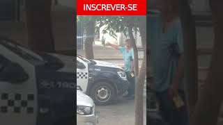 Homem Bêbado Desafia A Polícia