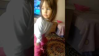 Cecília De 2 Anos Dançando Anita A Paradinha Kkkkkk