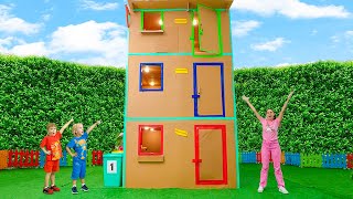 Chris E Seus Amigos Brincam Com Uma Casa Gigante De Papelão