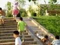 Uzbekistan: bimbi che fanno lo scivolo