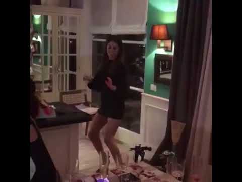 Belen Rodriguez balla con Cecilia e Jeremias: ecco il regalo di Natale di Santiago De Martino