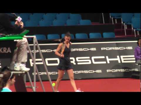 Tsvetana Pironkova vs． Marion バルトリ walking in ＆ warming up @ Porsche テニス Grand Prix 2011