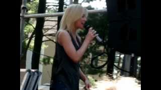 Watch Kellie Pickler Rocks Instead Of Rice video