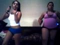 hija y madre bailando la (madre) con 30 semanas de embarazo