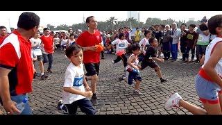Aksi Seru Jokowi Pakai Sepatu Blusukan, di Lomba Lari Anak-Anak “Jakarta Maratoonz” Aksi Seru Jokowi Pakai Sepatu Blusukan, di Lomba Lari Anak-Anak “Jakarta Maratoonz”