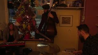 Sweet And Out - Under Isen Svaj