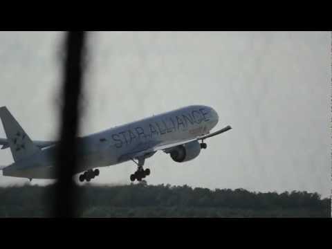 Singapore Airlines STAR ALLIANCE 777-300ER Taxi and Takeoff